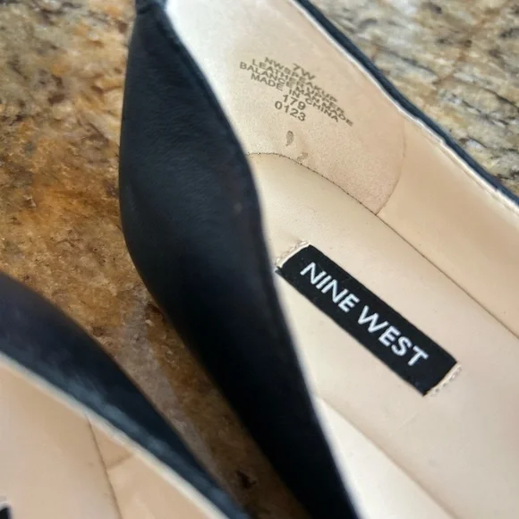 Nine West | Pointed Toe Leather Flats | Size 7W - Picture 4 of 9